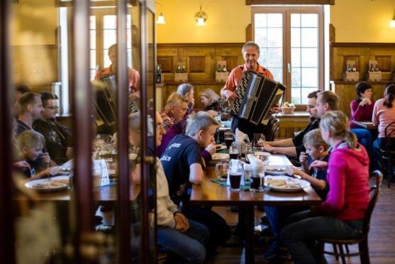 Slavnosti piva a klobás, Kubánský večer, Ivan Mládek… V Centru Walzel se pořád něco děje