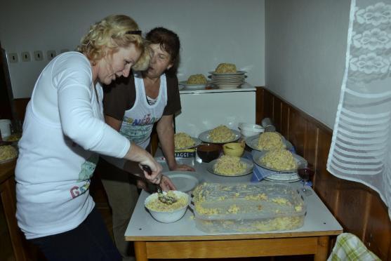 Ve Vernéřovicích spořádali 42 kilogramů bramborového salátu a k tomu sto řízků