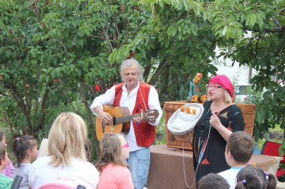 Loutkové představení O kohoutkovi a slepičce se hrálo premiérově v Růžovém dvoře