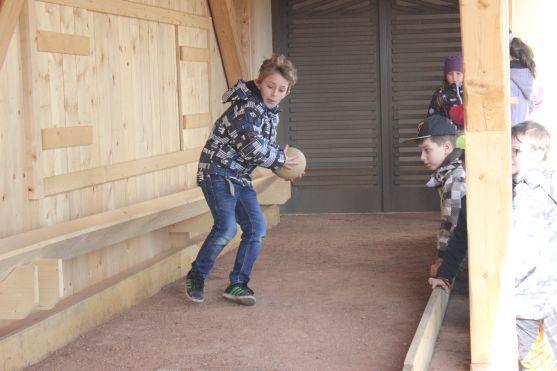 V broumovském klášterním kuželníku už se opět koulí