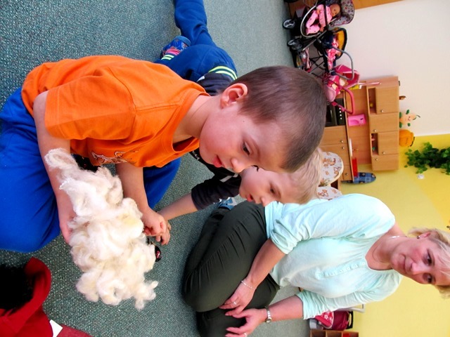 Děti vyzkoušely, jak se zpracovává len a bavlna