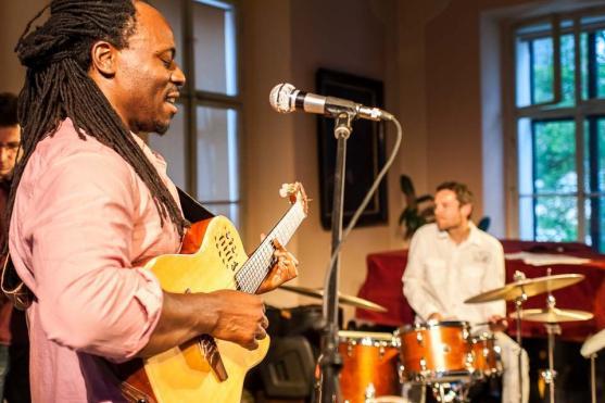 Femi Temowo Trio: Guláš, knedlíky a jazz v posledním předprázdninovém ArtCafé 