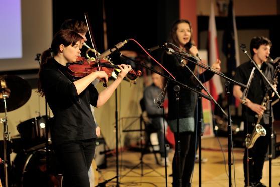 Studenti Gymnázia Broumov hráli pro žáky základních škol 
