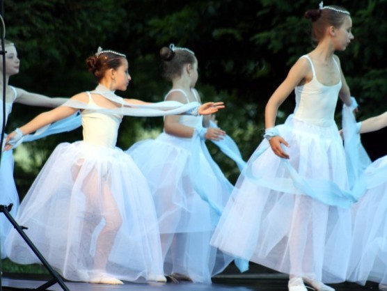 Klavírní koncert a vystoupení baletek v klášterní Zahradě*