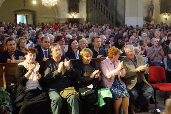 Pavel Šporcl nadchl zaplněný kostel sv. Michaela. Devátý ročník festivalu Za poklady Broumovska byl rekordní v návštěvnosti i výši dobrovolného vstupného 
