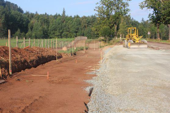 Jetřichovská křižovatka. Příští týden se položí asfalt a od 1. září objížďka končí