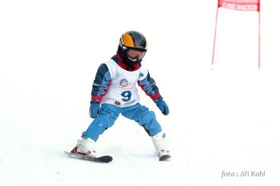 V Teplicích nad Metují startovalo ve veřejném závodě v obřím slalomu 55 mladých lyžařů
