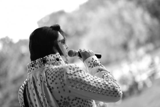 Koncert českého Elvise v klášterní zahradě. Spokojenost na pódiu i pod ním 