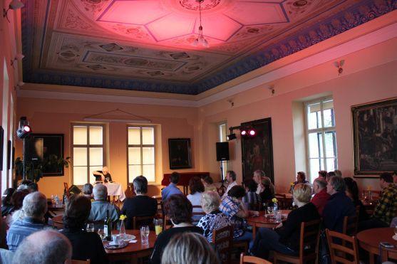 Písně Petra Nováka a vyprávění Jiřího Černého dojaly klášterní Kreslírnu 