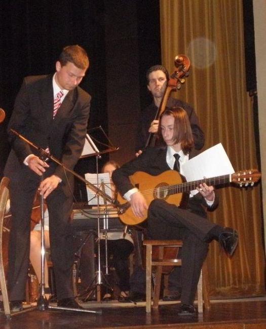 Tomáš Mrština z broumovského gymnázia byl jedním ze sólistů Komorního orchestru ZUŠ Hronov při pátečním Jarním koncertu 