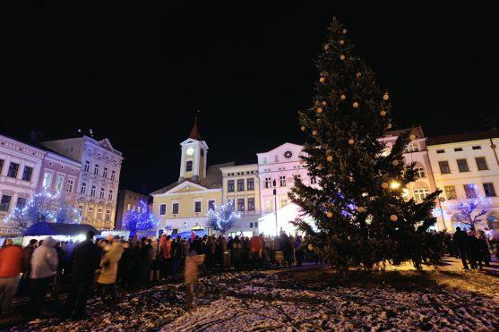Na broumovském náměstí se včera večer rozsvítil městský vánoční strom
