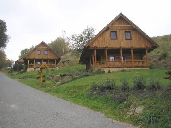 Maršovským údolím kolem řeky Metuje do Maršova n. M. na Policku a zpátky po silnici s výhledy na pohoří po obou stranách česko-polské hranice