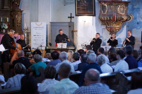 Pražské jazzové sexteto v Božanově recitací doprovodil herec Alfred Strejček 