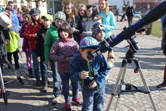 Na broumovském náměstí pozorovaly zatmění Slunce stovky lidí