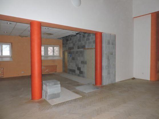 V Polici nad Metují zahájili rekonstrukci Kolárova divadla i Pellyho domů 