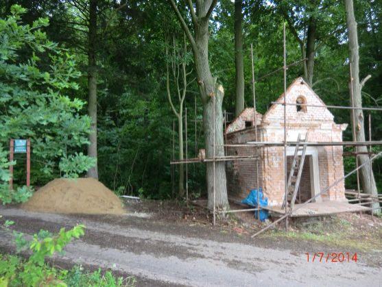 V Šonově u Broumova opravili kapličku. Koncem srpna dokončí Dům pro seniory 