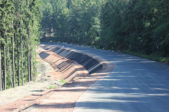 O víkendu stavbaři na silnici přes Pasa položili poslední asfaltovou vrstvu 