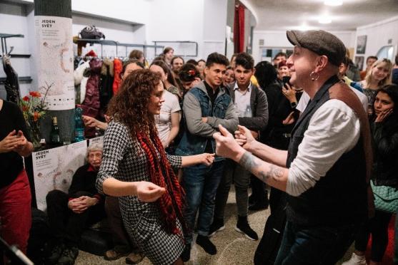 Romové na pódiu, gadjové pod ním – Jsme jeden svět 