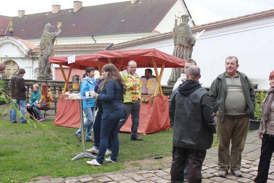 Během Broumovského vinobraní se pilo i soutěžilo