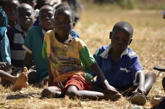 S lékařem Rastislavem Maďarem o humanitní misi do Malawi nad fotografiemi Jiřiny Mužíkové 