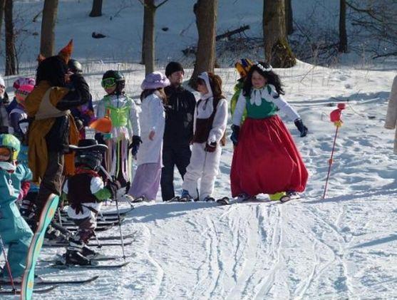 Čaroděj Jakub, Sultánka Emilka, Kovboj Jáchym a další masky sjížděly teplickou sjezdovku 