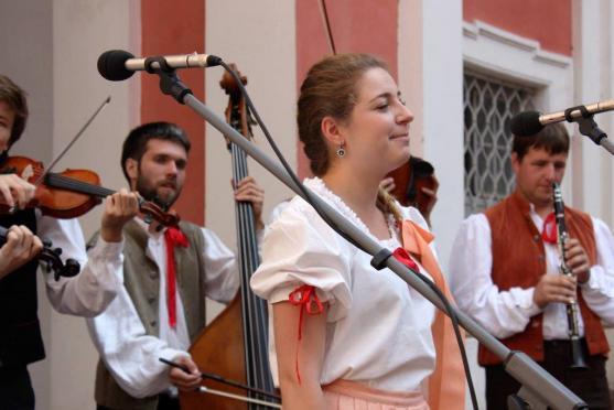 Burčákobraní se vydařilo, přišly stovky lidí… V sobotu bude klášter zvát na Podzimní trh 