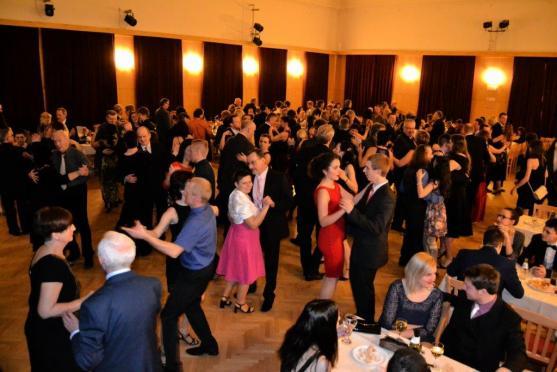 Na broumovském Plese sportovců nadchla taneční show na písničky skupiny ABBA 