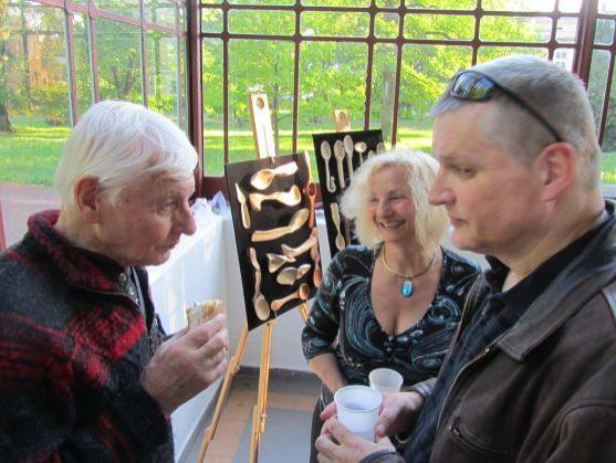 V altánu ve Schrollově parku jsou vystaveny lžíce a hlavy 