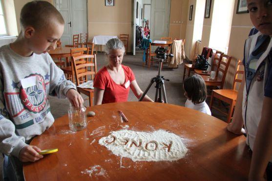 Filmfárum - to jsou tvůrčí filmové dílny v broumovském klášteře 