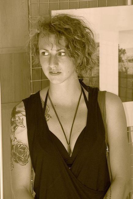 Své fotografie na terase polických Pellyho domů vystavuje Jana Pechlátová. Výstava má název Lykantropie 