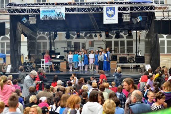 Broumov o víkendu ovládla pouť. Třešničkou na dortu byl Marek Ztracený 