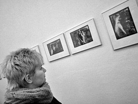 V broumovském Klubu ROK vystavuje své olejotisky Rostislav Krámský 