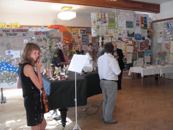 Vernisáží byla zahájena výstava Základní školy Hradební v Broumově 