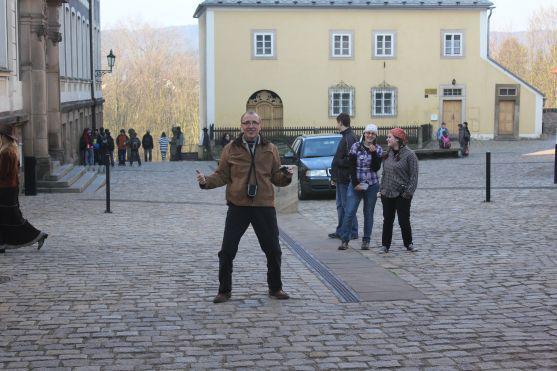 Okolí gymnázia v Broumově vonělo octem a levnými parfémy 