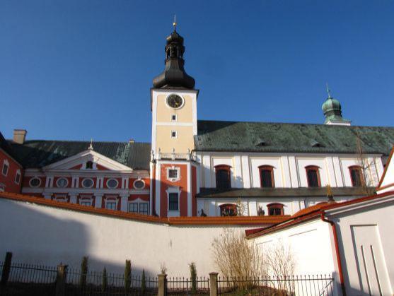 Kostely a kamenné kříže Broumovska očima Lucie Cepkové 