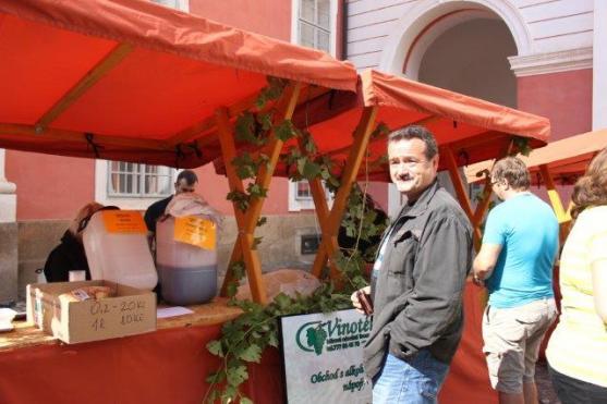 Trhy a burčák přilákaly do kláštera několik stovek návštěvníků 