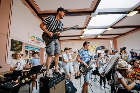 Při koncertním benefičním turné po nádražích muzikanti z Police Symphony Orchestra vybrali pro Plešouny přes sto tisíc korun 