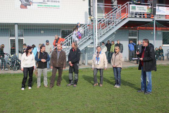Poslankyně Zdeňka Horníková zahájila fotbalové derby v Broumově