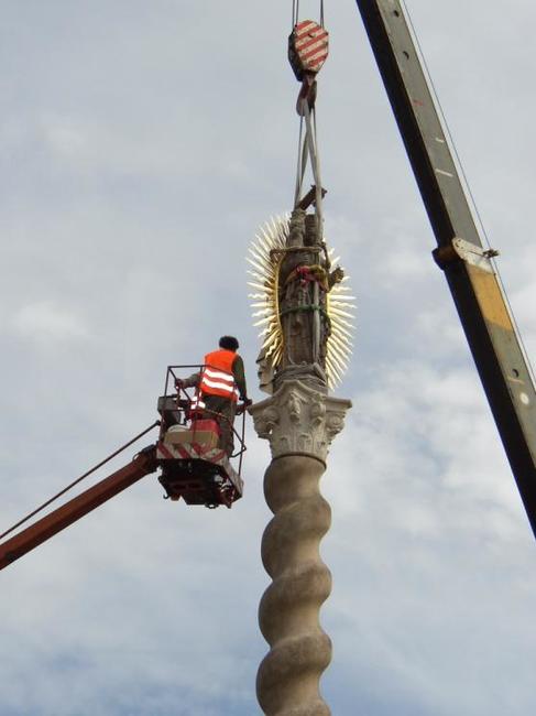 Vrcholová socha Panny Marie sloupu na broumovském náměstí je zpět