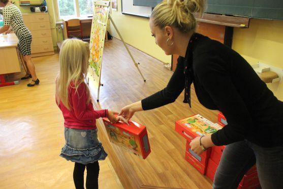 Kufříky prvňáčkům tentokrát hejtman Lubomír Franc předá ve školách v Polici nad Metují a v Hronově