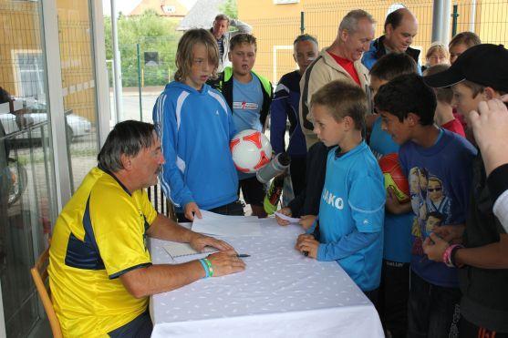 Tým fotbalových legend a herců Arabela pobavil broumovské publikum