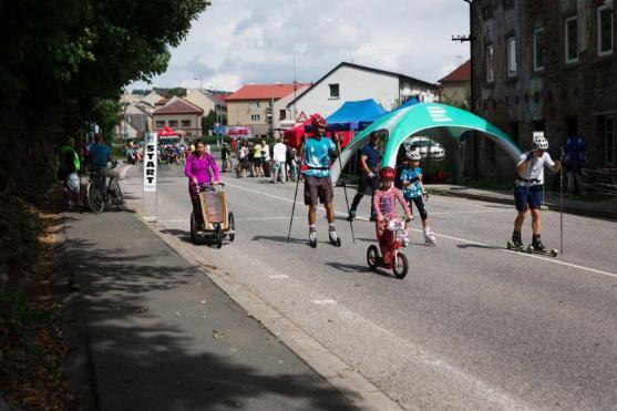 Petrovické zatáčky lákaly k jízdě na bruslích a koloběžkách