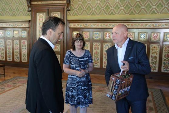 Náchodská sportoviště nabízejí stále lepší podmínky. Přesvědčil se o tom i poslanec a bývalý hokejista Milan Hnilička