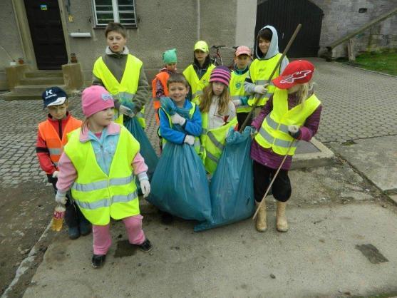 Děti z jetřichovské školy se připojily k jarnímu úklidu Broumovska
