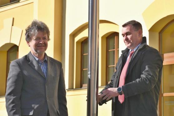 Počtvrté v historii Královéhradeckého kraje vlaje na oficiálním stožáru na nádvoří krajského úřadu tibetská vlajka