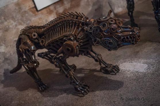 Výstavu Okuje ještě žhavé v undergroundovém klubu Eden uvedl básník Jaroslav Erik Frič