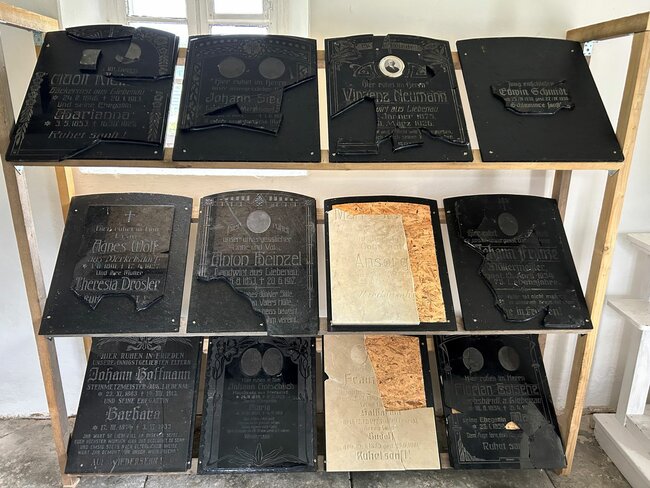 Češi a Němci nacházejí společnou řeč v péči o staré hroby na Broumovsku