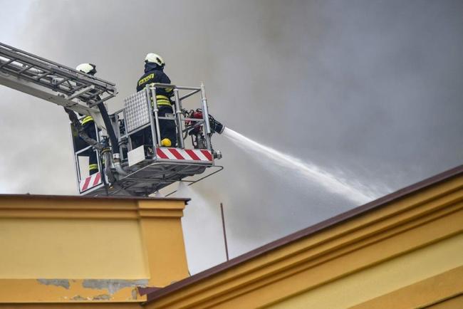 Hasiči bojují s velkým požárem v areálu polické společnostu Hauk 