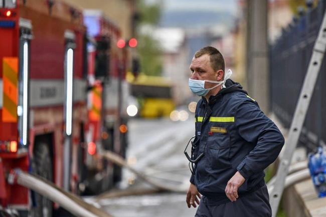Hasiči bojují s velkým požárem v areálu polické společnostu Hauk 