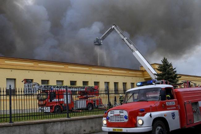 Hasiči bojují s velkým požárem v areálu polické společnostu Hauk 